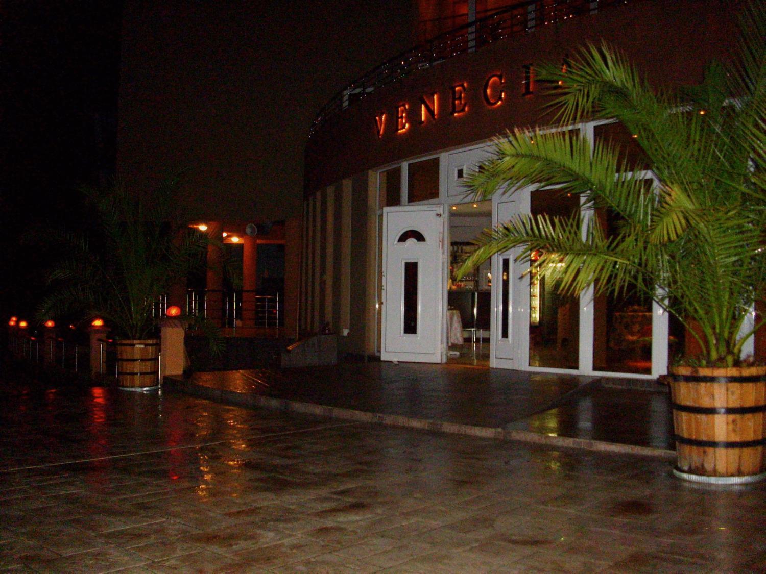 Hotel Venecia Primorsko Luaran gambar